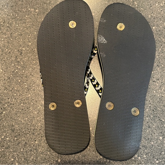 Vera Bradley flip-flops, size 9–10, NWOT. Fanfare pattern, black/yellow. - Picture 4 of 7